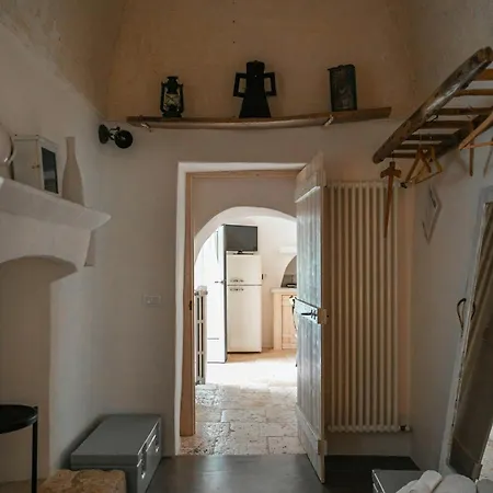 Traditional Puglian Trullo 奥斯图尼