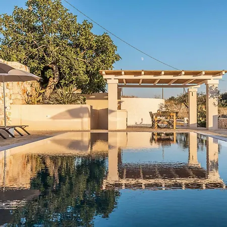 בית נופש Traditional Puglian Trullo אוסטוני